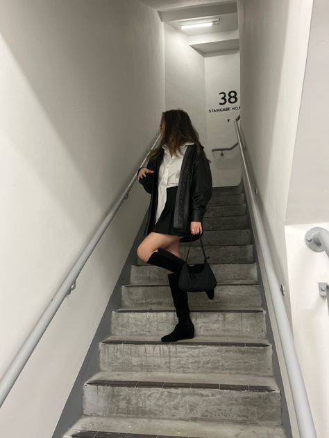 Stairs Foto Ideas, Stairs Photoshoot Posing Ideas Aesthetic, Instagram Pose Ideas Stairs, Emergency Stairs Photoshoot, Staircase Photo Ideas, Stair Case Photoshoot Poses, Stairs Poses Instagram, Photos On Stairs Instagram, Poses With Boots