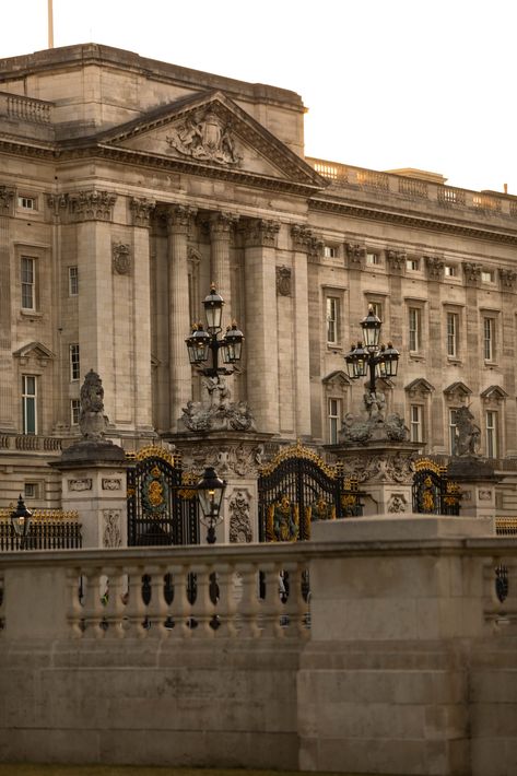 Buckingham Palace at Sunset in London England by Annie Fairfax Luxury Travel Guide United Kingdom Bucking Ham Palace, Buckingham Palace Aesthetic, Birmingham Palace, United Kingdom Aesthetic, Palace Exterior, Palace Aesthetic, 2024 Classroom, London Dreams, The British Royal Family