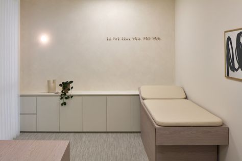 Consulting Room Clinic, Medical Consultation Room Design, Medical Office Cabinets, Consultation Room Medical, Medical Aesthetics Clinic, Consult Room Design, Health Clinic Interior Design, Clinic Room Design, Clinic Interior Design Doctors