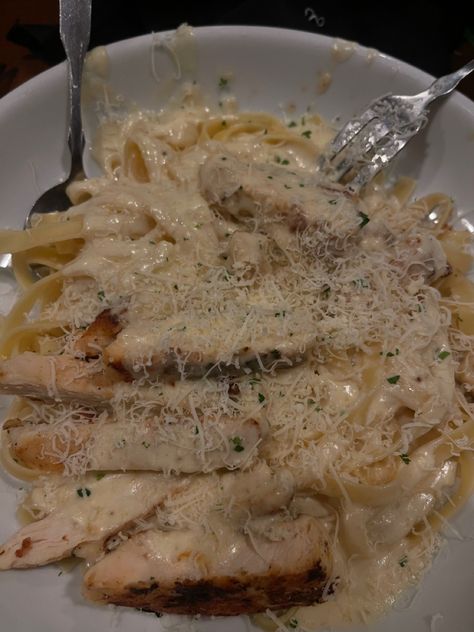 chicken Alfredo pasta 🍽️ Cooking Recipes For Dinner, Chicken Alfredo Pasta, Catering Ideas Food, Food Babe, Alfredo Pasta, Food Therapy, Yummy Comfort Food, Chicken Alfredo, Homemade Snacks