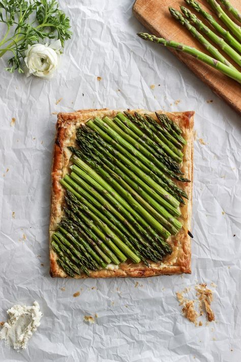 Spring is almost here! Celebrate with this asparagus tart that lays on a bed of caramelized onion and cheese. #drool #spring #asparagustart Frostingandfettuccine.com Spring Dishes For A Crowd, Spring Tart, Asparagus Tart Recipes, Tart With Puff Pastry, Asparagus Tart, Spring Dishes, Spring Recipe, Spring Menu, Appetizers For A Crowd