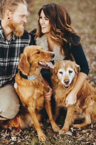 Dog Family Pictures, Family Dog Photos, Winter Couple Pictures, Winter Engagement Photos Outfits, Fall Couple Photos, Fall Couple, Winter Couple, Photos Winter, Photos With Dog