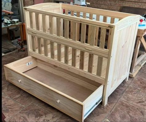 Wooden Baby Cot, Crib Diy, Baby Crib Designs, Crib Woodworking Plans, Baby Crib Diy, Toddler House Bed, Bed Back Design, Crib Design, Baby Cot Bedding