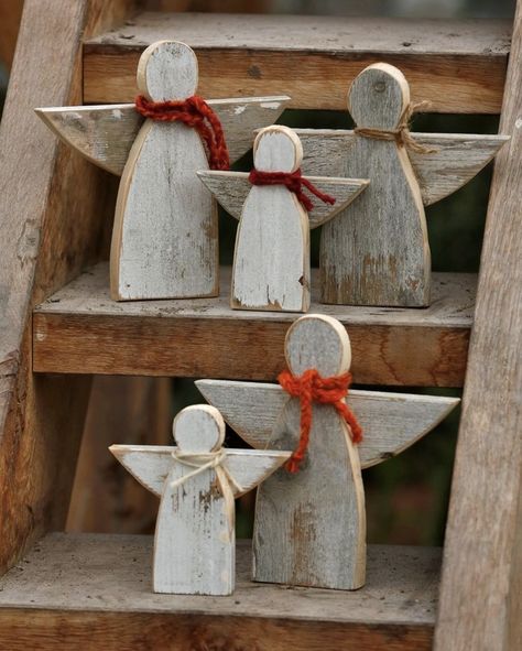 Scrap Wood Snowman, Diy Wood Angel, Wooden Thanksgiving Decorations, Wooden Xmas Crafts, Wooden Angels Diy, Pallet Christmas Crafts, Wooden Holiday Decor, Xmas Wood Crafts, Leftover Wood Projects