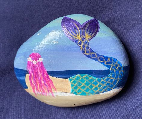 Painted Rock Fish, Mermaid On Rock, Rock Fish, Front Porch Garden, Laying On The Beach, Diy Rock Art, Stone Ocean, Seashell Painting, Mermaid Painting