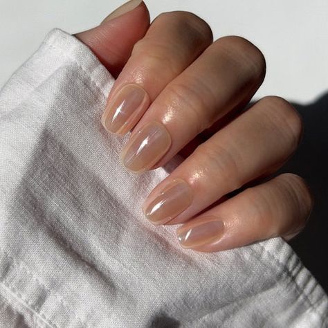 Classy Nails Chrome, Hailey Bieber Short Nails, Pearl Colored Nails, Short Engagement Nails, Nude Glazed Nails, Glaze Donut Nails, Chrome Nude Nails, Donut Glaze Nails, Nude Chrome Nails