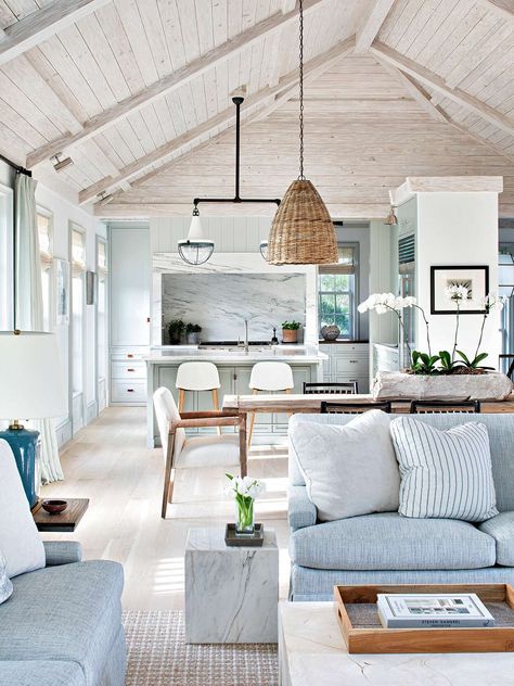 Florida House Decor, Hampton Living Room, Beach House Decor Living Room, Traditional Home Magazine, Raked Ceiling, Tropical Interior, Beach House Living Room, Apartment Decoration, Beach Shack