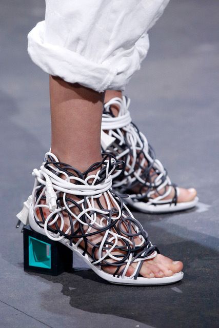 Weird Fashion Trending, Recycled Shoes, London Fashion Weeks, Ugly Shoes, Diy Upcycling, La Fashion Week, Trending Sandals, Trendy Swimwear, Nicholas Kirkwood