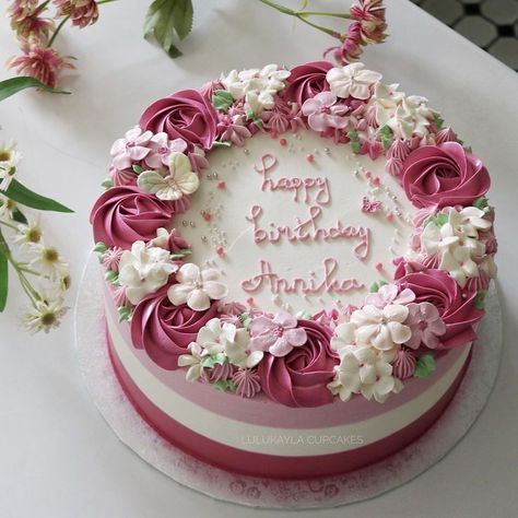 Flowers On Chocolate Cake, Flower Cakes Birthday For Women, Round Cake With Flowers, Round Birthday Cake For Women, Simple Cake Designs Birthday Women, Cake Designs Birthday Women, Cake Designs Buttercream, Cake For Women Simple, Round Cake Designs