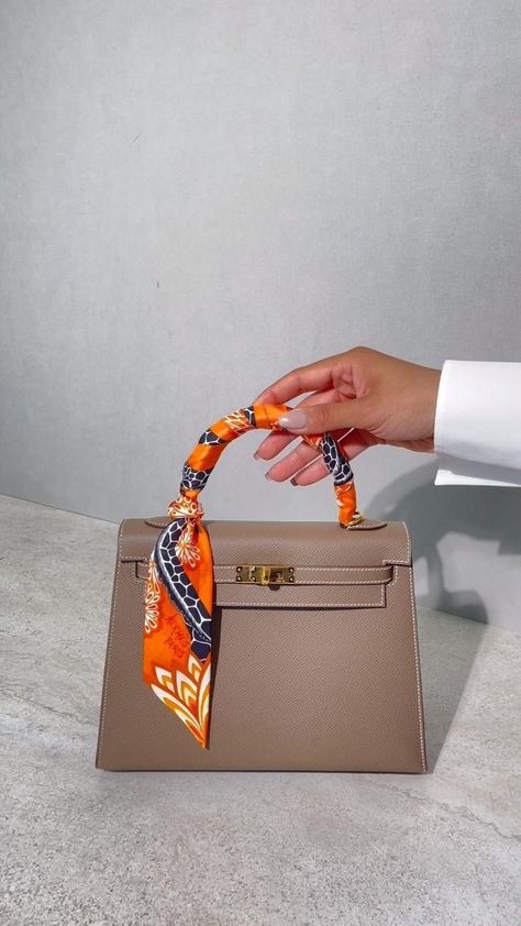 Scarf On Bag, Simpul Dasi, Hermes Kelly 25, Hermes Kelly Bag, Diy Bag Designs, Diy Fashion Hacks, Kelly Bag, Luxury Purses, Hermes Scarf