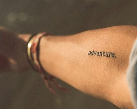 Adventure tattoo Wanderlust Tattoos, Adventure Tattoo, Geniale Tattoos, Time Tattoos, Little Tattoos, Minimal Tattoo, Piercing Tattoo, Love Tattoos, Travel Tattoo