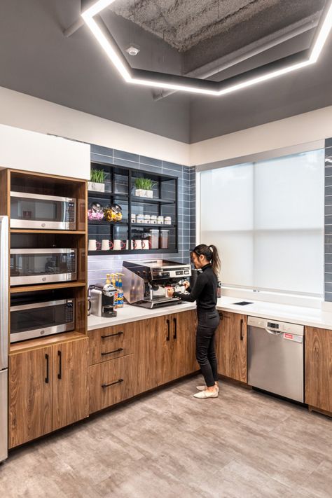 Toyota Research Institute Offices - Los Altos | Office Snapshots Break Room Design, Break Room Decor, Dentist Office Design Interiors, Office Kitchenette, Warehouse Kitchen, Staff Lounge, Small Kitchenette, Office Break Room, Office Pantry