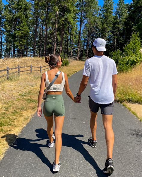 Wander Outfit, Daily Drills, Gym Couple, Couples Walking, Best Cardio Workout, Hold Hands, Photographie Inspo, Best Cardio, Motiverende Quotes