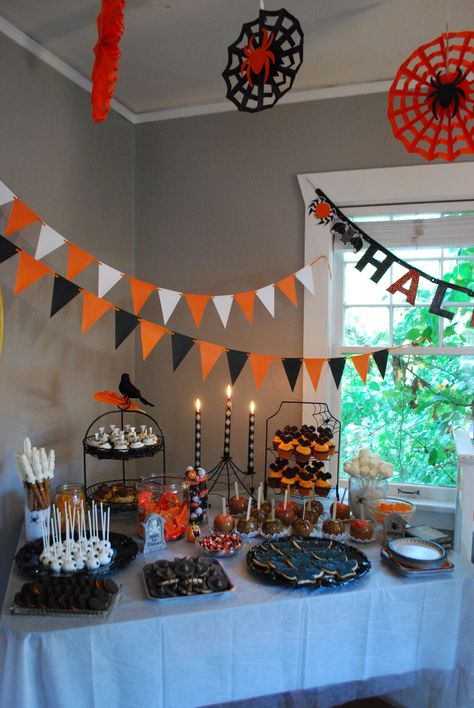 Halloween Kids Party, Desserts Halloween, Halloween Party Desserts, Halloween Themed Birthday Party, Halloween Party Decor Diy, Halloween Fest, Halloween House Party, Spooky Halloween Party, Halloween Garden