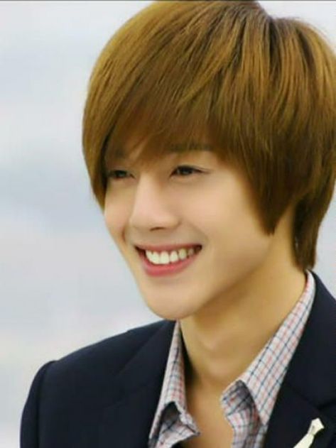 Famous boy actor and musician Kim Hyun Joong, also known as the walking statue for his perfect face. By Western standards this boy looks like a girl but is known to be drop dead gorgeous in Korea. He has girls swooning over him. Kiss Singer, Kim Joon Hyun, Boys Before Flowers, Kim Joong Hyun, Lee Min Ho Photos, Kim Hyun Joong, Kim Joon, Korean Star, Kim Hyun