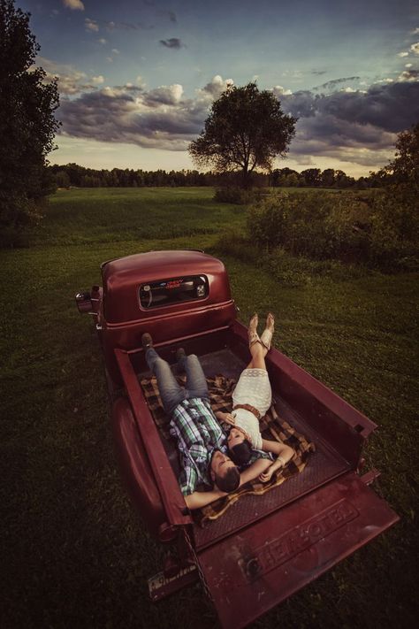 Country Couples, Country Relationship Goals, Country Relationships, Shooting Couple, Old Truck, Foto Tips, Foto Casual, Luke Bryan, Perfect Date