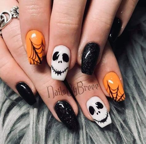 Looking for the best Halloween Nail designs? Here's 28 ideas from spooky to stylish to inspire your next Halloween manicure! Sally Nails, Disneyland Nails, Holloween Nails, Halloween Manicure, Cute Halloween Nails, October Nails, Cute Nails For Fall, Tapeta Galaxie, Nails Halloween