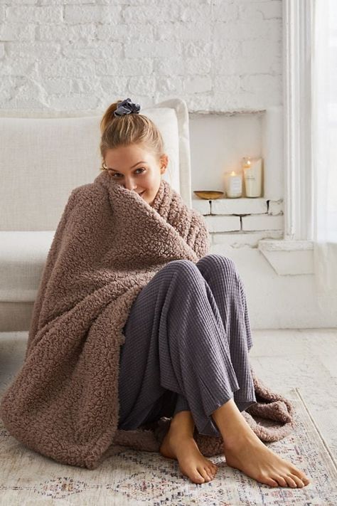 Amped Fleece Throw Blanket Linen Photography, Urban Outfitters Bedding, Beach Bedding Sets, Beige Bed Linen, Black Bed Linen, Sleep Guide, Grey Linen Bedding, Bed Linen Design, Fuzzy Blanket