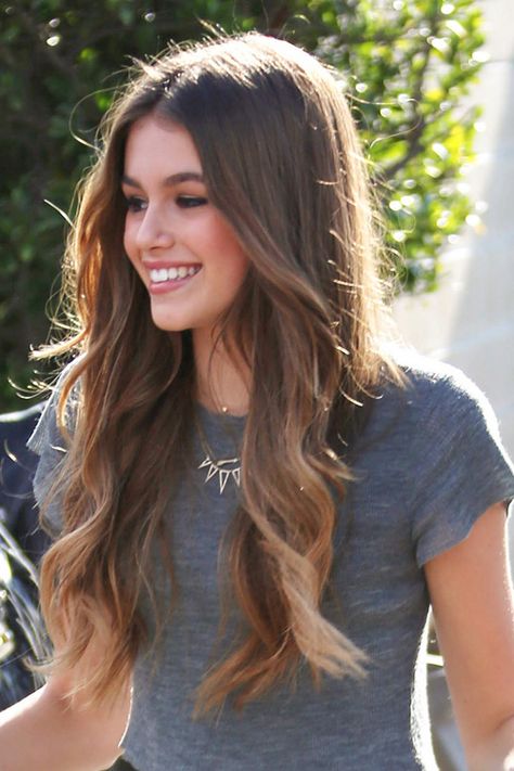 Kaia Gerber Wavy Medium Brown Loose Waves, Ombré Hairstyle Formal Hairstyles For Long Hair, Make Up Tools, Loose Waves Hair, Ball Hairstyles, Wedding Hair Inspiration, Kaia Gerber, Natural Hair Tips, Woman Portrait, Beautiful Lady