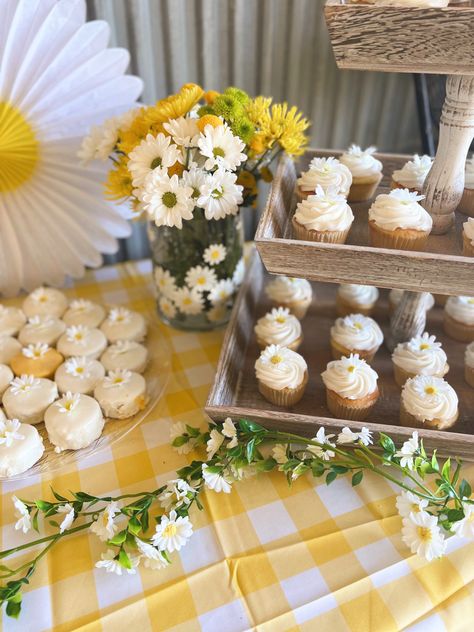 Fall Daisy Birthday Party, White Daisy Birthday Theme, Daisy Birthday Party Table Decor, Daisy Graduation Party, Green And Yellow Party, Daisy Themed Birthday Party Centerpiece, Simple Daisy Theme Birthday, Yellow Graduation Party, Daisy Party Theme Dessert Tables