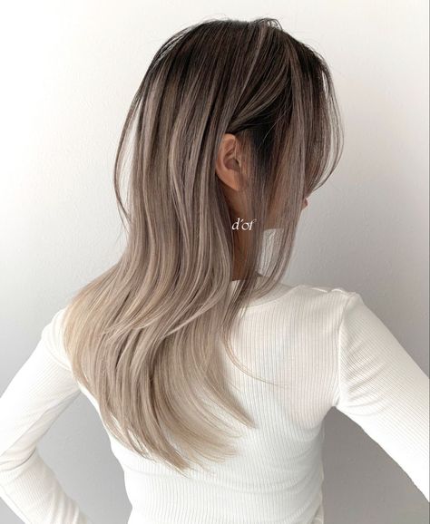 Mushroom Blonde Straight Hair, Layered Blonde Hair Dark Roots, Korean Blonde Balayage, Brown Rooted Blonde Hair Balayage, Milk Tea Hair Shadow Root, Asian Blond Balayage, Asian Blonde Balayage Short, Milk Tea Hair With Dark Roots, Asian Balayage Ashy Blonde