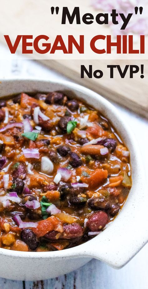 A bowl of meatless vegan chili with text overlay: "Meaty Vegan Chili No TVP!" Vegan Egg, Vegan Chilli Recipe, Best Vegan Chili, Edible Ideas, Stews Recipes, Vegan Chili Recipe, Vegan Chilli, Vegetarian Soups, Traditional Chili