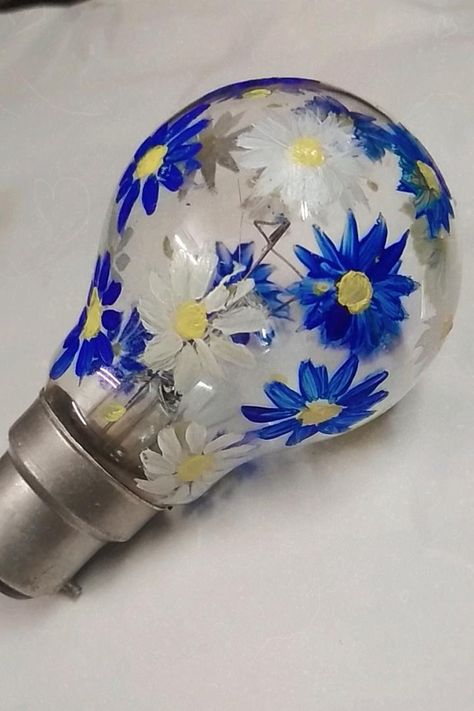 Painting On Light Bulbs, Light Bulb Painting Ideas Aesthetic, Lightbulb Painting Ideas, Bulb Painting Ideas Aesthetic, Light Bulb Painting Ideas, Bulb Painting Ideas, Bulb Painting, Bulb Art, Painting Ideas Aesthetic