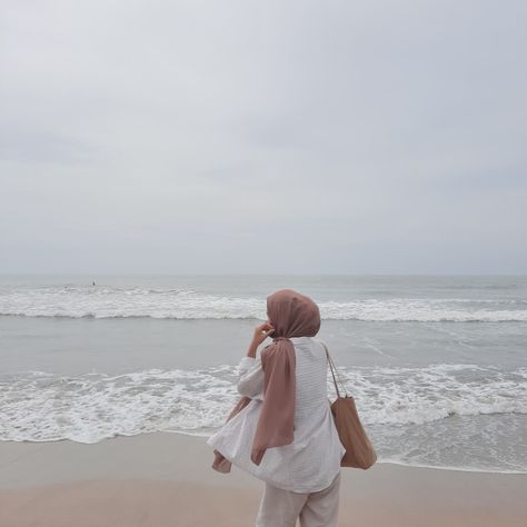 Beach Pictures Hijab, Beach Poses Hijab, Hijab Outfit Beach Style, Hijabi Beach Pictures, Beach Outfit Hijab, White Blouse Outfit, Beach Hijab, Hijab Beach, French Girl Aesthetic