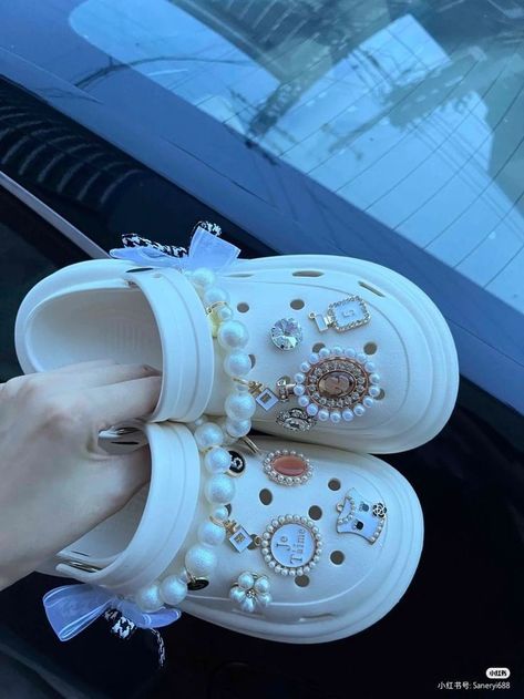 Xiao Hong Shu Crocs, Croks Slipper Aesthetic, Fancy Crocs, Crocs Slippers, Crocs Charms, Crocs Fashion, Shoes Art, Crocs Jibbitz, Pretty Shoes Sneakers