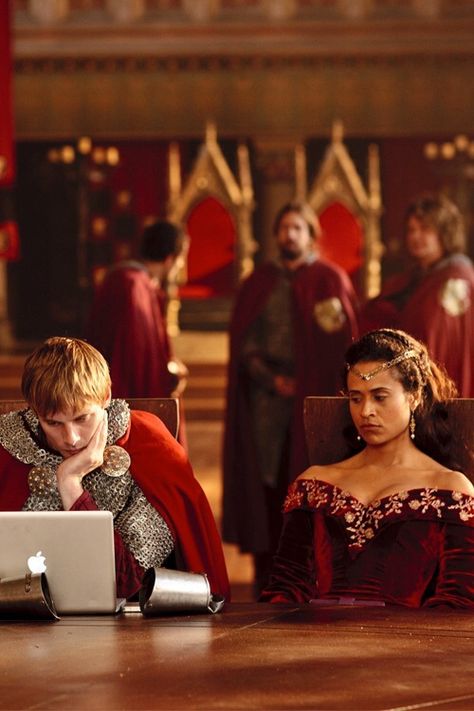 There is nothing better than behind the scenes with technology in Merlin Angel Coulby, Merlin Funny, Merlin Fandom, Roi Arthur, Merlin Cast, Merlin And Arthur, Bradley James, Aesthetic Couple, Wallpaper Halloween