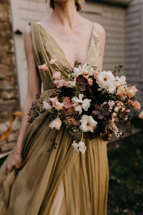 If you love all things vintage, then you're going to want to run, not walk to check out this "Old-World-Meets New" inspired styled shoot! Fall Inspired Wedding Dress, Romantic Fall Wedding Florals, Fall Styled Shoot, Fall Wedding Vintage, Wedding Styled Shoot Inspiration, Vintage Wedding Florals, Romantic Vintage Wedding Ideas, Pasta Wedding, Styled Shoot Ideas