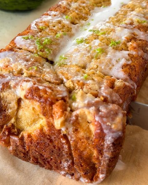 If you like key lime pie and banana bread, than this drool-worthy key lime pie bread is just the recipe for you! This is a tender, flavorful recipe that takes the delicious summer flavors of key limes and turns it into a fresh loaf. Key Lime Bread, Lime Bread, Lime Loaf, Famous Banana Bread Recipe, Saveur Recipes, Vegan Key Lime Pie, Vegan Key Lime, Earth Balance Butter, Key Limes