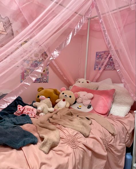 Sanrio Bedsheets, Cutecore Bed, Sanrio Themed Room, Sanrio Bedroom Ideas, Sanrio Bed, Sanrio Bedroom, Cutecore Room, Sanrio Room, Hello Kitty Bed