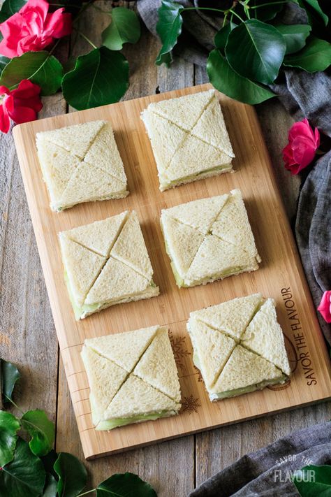 Easy Cucumber Sandwiches, Triangle Sandwiches, Tea Party Sandwiches, Tea Sandwiches Recipes, English Tea Party, Party Sandwiches, Mini Sandwiches, Cucumber Sandwiches, Finger Sandwiches