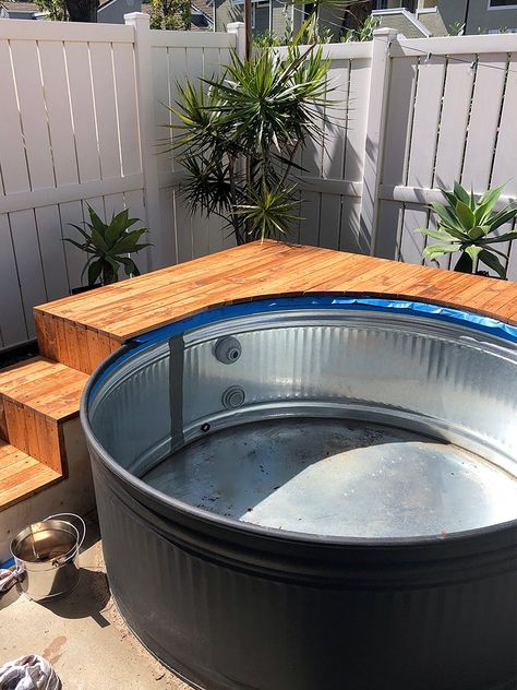 Diy Mini Pool, Tin Pool, Stock Tank Pool Deck, Diy Pool Ideas, Mini Pool Ideas, Stock Pool, Stock Tank Pool Ideas, Piscina Diy, Stock Tank Swimming Pool