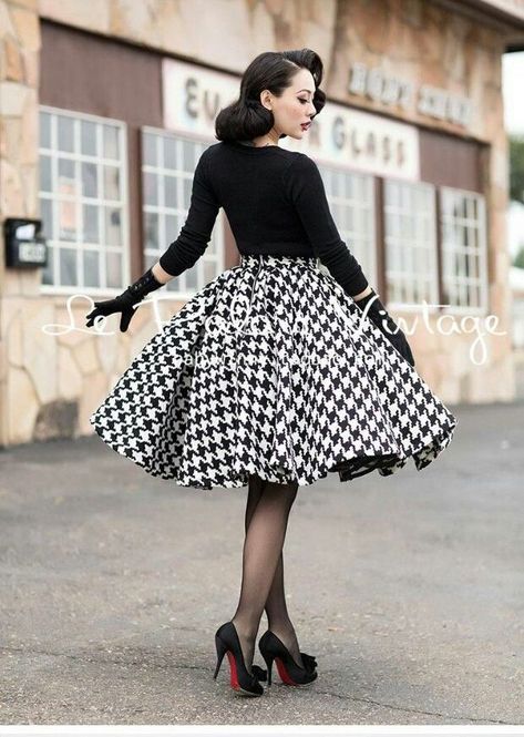 Stile Pin Up, Robes Vintage, Look Retro, Retro Mode, Black And White Dress, Rockabilly Fashion, Moda Vintage, 50s Fashion, 1950s Fashion