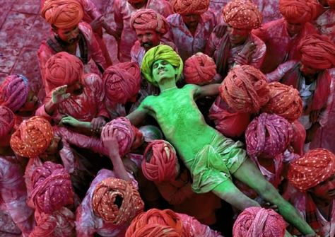 9 Photography Composition Tips From Steve McCurry’s Iconic Photos Steve Mccurry Photos, Steve Mccurry, Afghan Girl, Robert Doisneau, India Photography, Photo Composition, Rule Of Thirds, Holi Festival, Composition Photography