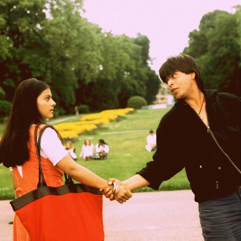 Ddlj Aesthetic, Srk Kajol, Brown Stuff, Shahrukh Khan And Kajol, Shah Rukh Khan Movies, Srk Movies, Vintage Bollywood Aesthetic, Bollywood Aesthetic, 90s Bollywood Aesthetic