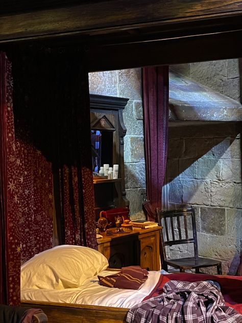 Gryffindor Dorm Room Aesthetic, Gryffindor Dorm Room, Harry Potter Dorm Room, Harry Potter Dorm, Gryffindor Room, Gryffindor Dorm, Hogwarts Dorm, Hogwarts Visuals, Harry Potter Groups