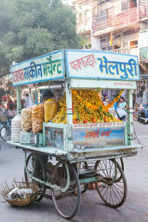 CulturallyOurs India travel tips for first time travelers street food vendor in India #streetfoodindia #streetfood Indian Food Cart, Street Food Stall, India Street Food, Food Vendor, Indian Street, Street Food India, Street Food Design, Mumbai Street Food, India Street