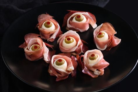 Ya se acerca Halloween,  y en BABYCOCINA sabemos que os encanta elaborar recetillas terroríficas, es por eso que hoy os hemos traido un buen surtido de canapés de Halloween muy saludables, para que disfrutéis y os divirtáis haciéndolos. Los canapés, son un aperitivo que entra muy bien antes del almuerzo o la cena de Halloween,... Leer Más Puedes ver el post Canapés y Aperitivos de Halloween Fáciles 🎃 en la web de BABYCOCINA. Snack Halloween, Halloween Fingerfood, Eyeballs Halloween, Halloween Finger Foods, Dessert Halloween, Postres Halloween, Recetas Halloween, Pumpkin Juice, Fingerfood Party