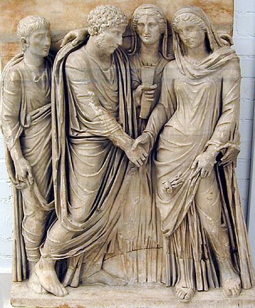 sarcophagus high relief depicting Roman marriage ceremony; smaller version, 160-80 CE detail of couple clasping right hands (dextrarum iunctio) with pronuba between; groom holds scroll probably symbolizing betrothal contract. view form other side. Made of Proconnesian marble; partly restored in the 18th century. London, British Museum. Roman Era, Rome Antique, Empire Romain, Roman Sculpture, Ancient Sculpture, Ancient Origins, Roman History, Roman Art, Art Antique