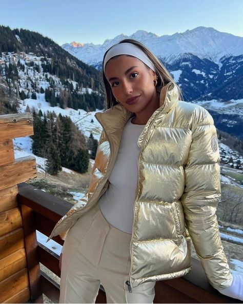 Aesthetic Winter Wonderland, Outfit Ski, Winter Outfit Casual, Cute Winter Outfit, Ski Trousers, Ski Clothes, Mountain Vacation, Ski Outfit, Aesthetic Winter