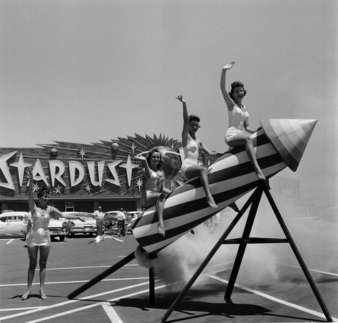 A Look Inside the Defining Era of 1950s Las Vegas Las Vegas, 1950s Photos, Vintage Vegas, Old Vegas, Station Service, Sands Hotel, Vegas Hotel, Vegas Casino, Playboy Playmates