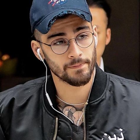 Zayn Malik Glasses, Peaky Blinders Style Suit, Round Glasses Men, Zayn Malik Photoshoot, Glasses For Round Faces, Zayn Malik Video, Zayn Malik Style, Zayn Malik Photos, Ray Ban Round Metal