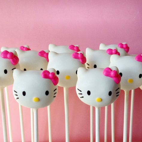 Kue Hello Kitty, Hello Kitty Cake Pops, Kitty Cake Pops, Hello Kitty Baby Shower, Hello Kitty Birthday Theme, Hello Kitty Theme Party, Hello Kitty Birthday Cake, Cat Cupcakes, Hello Kitty Birthday Party