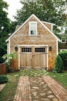 Lovely cedar shake garage with office/apartment above it. Love the garage doors too Detached Garage Designs, Carriage House Garage, Barn Garage, Garage Remodel, Casa Country, Garage Apartments, Decor Studio, Lovely Friends, Garage Apartment