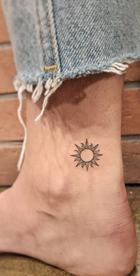 Sun Tattoo Ideas, Tattoo Sonne, Cute Ankle Tattoos, Tato Jari, Simple Tattoos For Women, Ankle Tattoo Designs, Ankle Tattoos For Women, Ankle Tattoo Small, Inspiration Tattoos