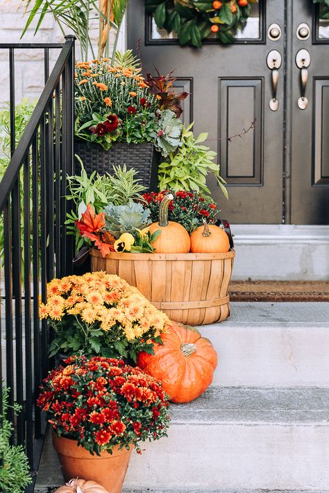 Porch Fall Decor, Fall Containers, Fall Decor Inspiration, Fall Planters, Fall Front Porch Decor, Garden Wallpaper, Fall Front Door, Fall Decor Ideas, Fall Thanksgiving Decor