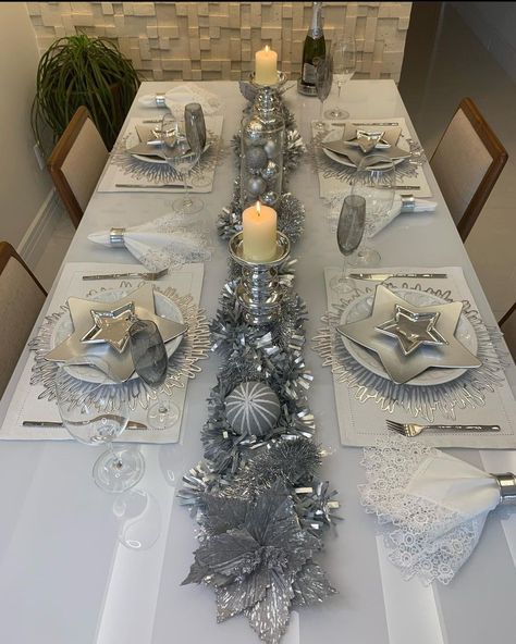 White And Silver Christmas Table Setting, Silver Christmas Centerpieces For Table, Silver And White Christmas Table Decor, Silver Christmas Table Settings, Silver Christmas Table Decorations, Christmas Table Silver, Silver Christmas Table, Christmas Venue, Winter Wonderland Christmas Party